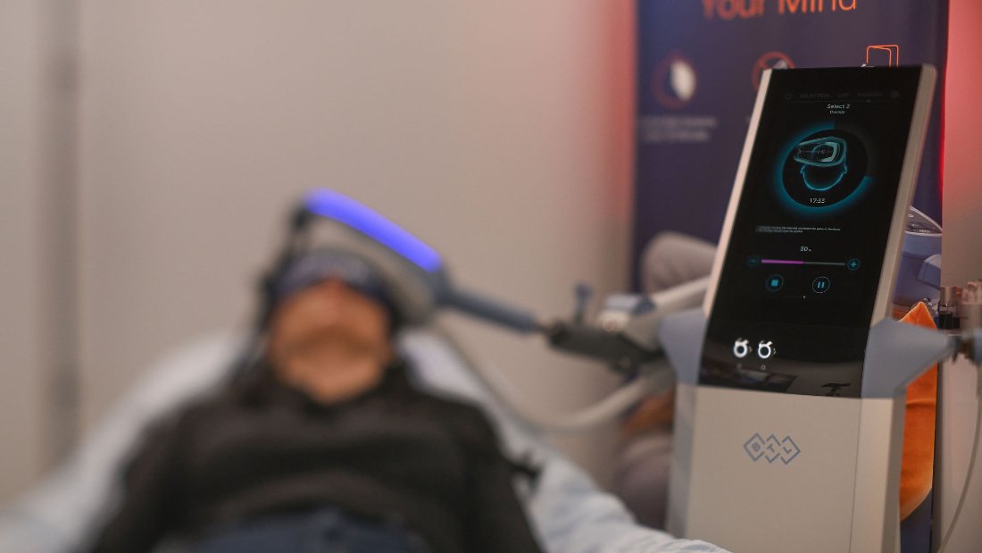 A guided EXOMIND session in progress at Beata Aesthetics & Wellness