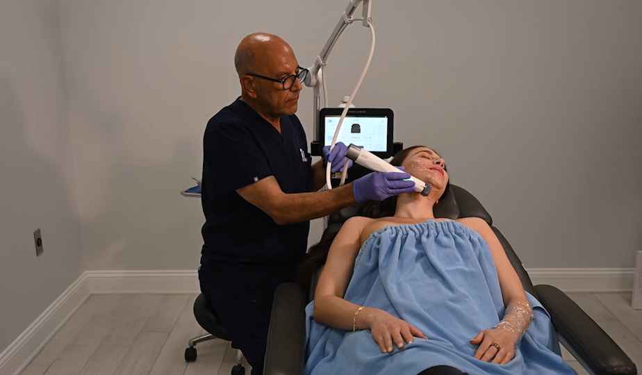 A XERF skin-tightening session underway in the Beata treatment room